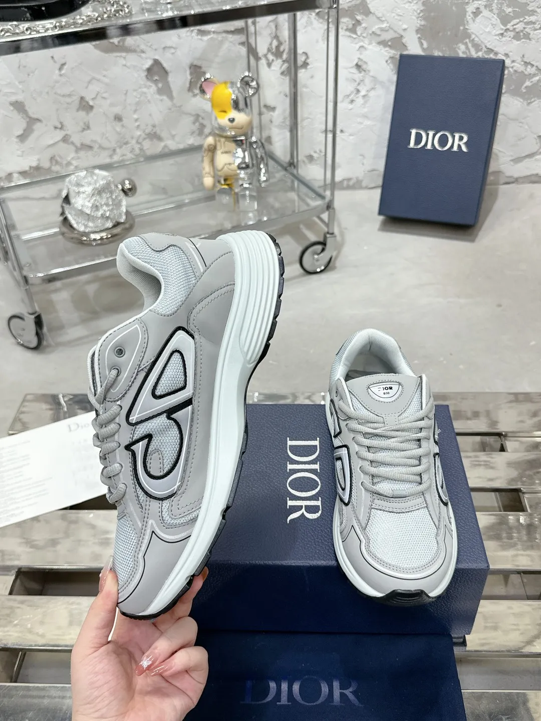 Men's men's shoes 💰600❤️❤️❤️High version Dior Dior's latest color matching B30 series reflective dad sneakers original 17380💰 purchased for development and production Brand new B30 sneakers Dad Shoes style shoes that follow the trend of the retro market The Dior logo on the tongue also indicates that this pair of shoes is the B30 model! B30 uses fine-textured leather and mesh cloth materials to form a shoe body. There are conspicuous letters CD on both sides of the shoe body to indicate identity. Many lines on the shoe body outline details to make the shoes look less monotonous and full of retro flavor. The delivery counter is exquisitely packaged🛍📦 ▪️Fabric: Original customized technical fabric + mesh ▪️Inner lining: Customized breathable lining ▪️Outsole: Original molded IP foam + TPU outsole ▪️Sole thickness: 3.5CM ▪️Size: Women’s size 35-40 / Men’s size 39-46